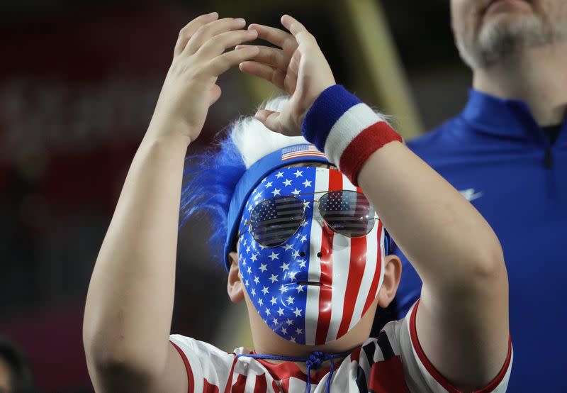 Un aficionado de la selección de Estados Unidos reacciona durante el partido amistoso ante México