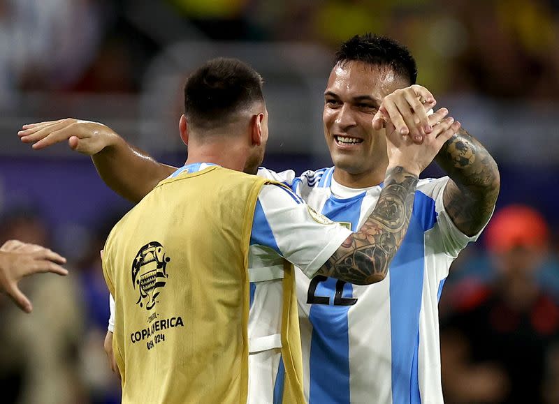 Foto del delantero de Argentina Lautaro Martinez celebrando con Lionel Messi tras marcar el gol del triunfo en la final de la Copa América