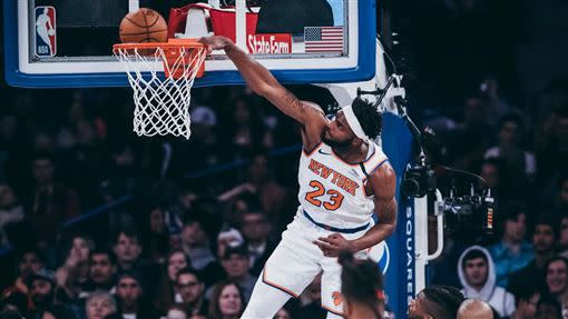 羅賓森（Mitchell Robinson）本季命中率74.2%，領先全NBA。（圖／翻攝自尼克推特）