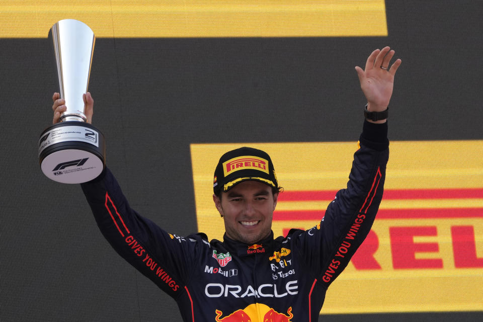 Sergio Pérez del equipo Red Bull, celebra su segundo lugar en el Gran Premio de España en Barcelona, el domingo 22 de mayo de 2022. (AP Foto/Manu Fernández)