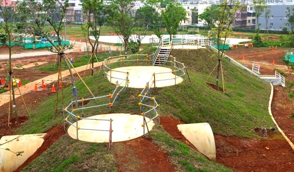 「楊梅區四維兒童公園遊戲場景觀工程」工區安全衛生設備佈設完善。圖：工務局提供