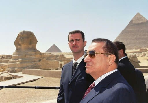 Mubarak with his Syrian counterpart Bashar al-Assad (L) at the pyramids in Giza in 2002