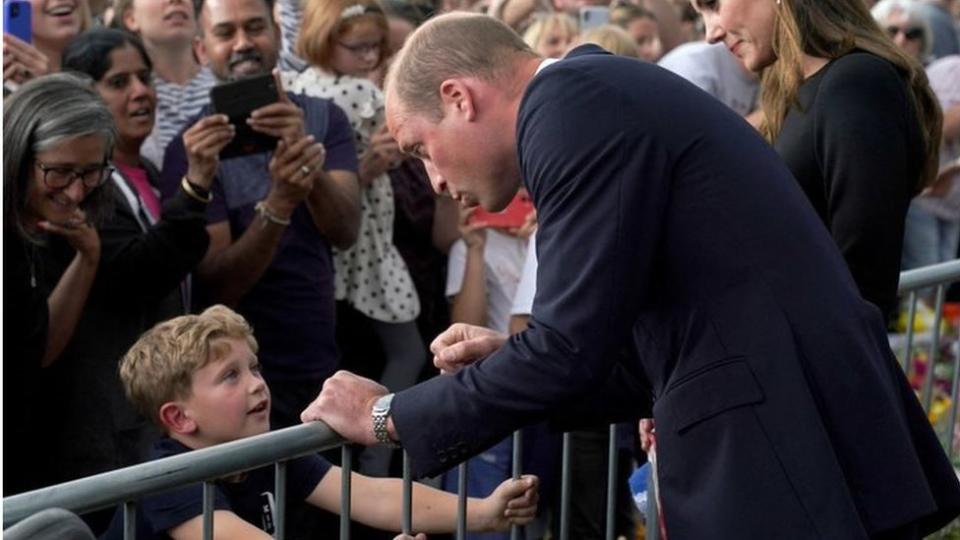 威廉王子在溫莎城堡外與孩子交談