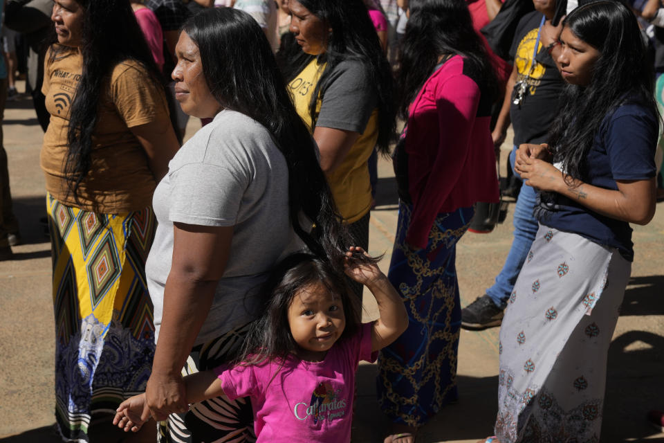 Mujeres indígenas Maka hacen fila en un colegio electoral durante las elecciones generales en Mariano Roque Alonso, en las afueras de Asunción, Paraguay, el domingo 30 de abril de 2023. (AP Foto/Jorge Saenz)