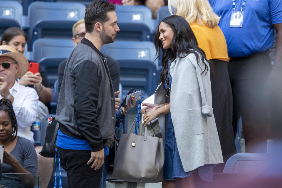 Meghan Markle stays warm at this year's US Open women's final. (Photo: Getty)