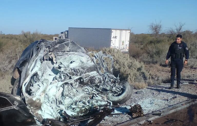 Así quedó la camioneta que chocó contra el camión.