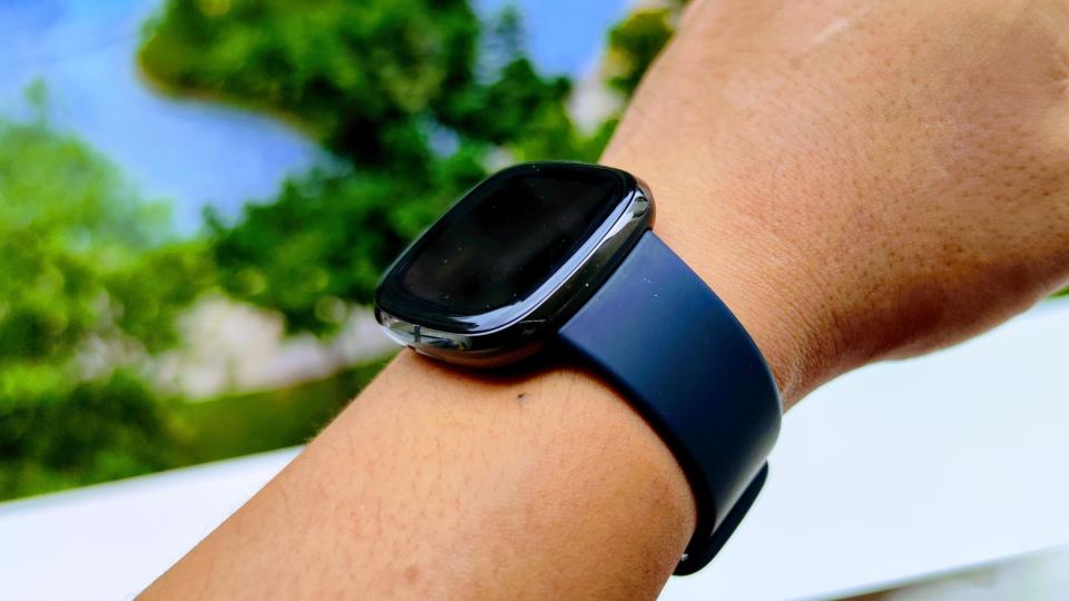 Fitbit no side button. (PHOTO: Paolo Lacuna/Yahoo Lifestyle SEA)