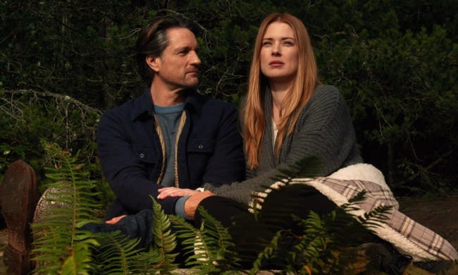 Alexandra Breckenridge and Martin Henderson in Virgin River