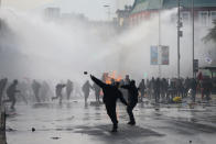 <p>Demonstrators clash with riot police at a rally marking May Day in Santiago, Chile May 1, 2018. (Photo: Ivan Alvarado/Reuters) </p>