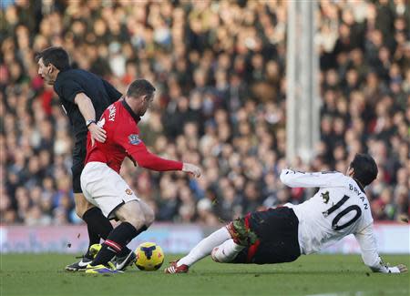 Manchester United's Wayne Rooney (C) collides with referee Lee Probert (L) as he is challenged by Fulham's Bryan Ruiz during their English Premier League soccer match at Craven Cottage in London November 2, 2013. REUTERS/Stefan Wermuth