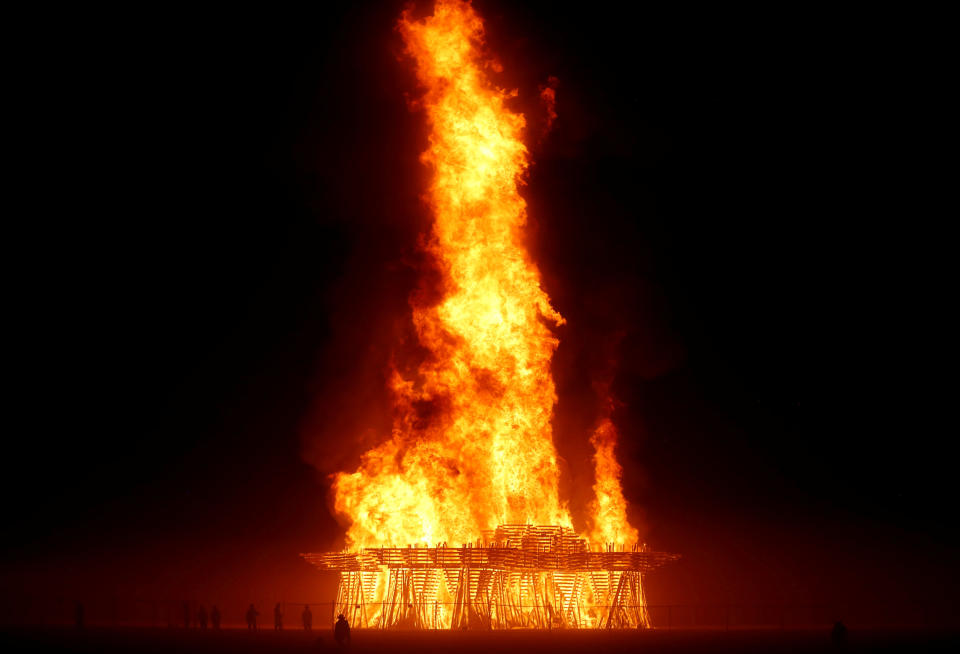 <p>Die Black Rock Desert in Nevada in den USA wird einmal jährlich zum Austragungsort des Kunst- und Musik-Festivals „Burning Man“. 70.000 Besucherinnen und Besucher schauen zu, wenn der „Temple“ rituell verbrannt wird. (Bild: Reuters) </p>