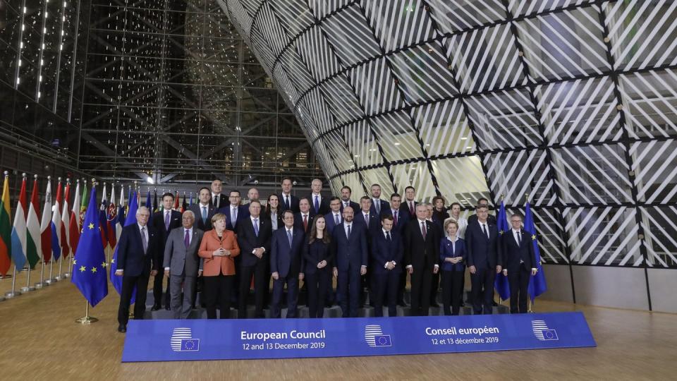 Die Staats- und Regierungschefs stehen während des EU-Gipfels für ein Foto zusammen.