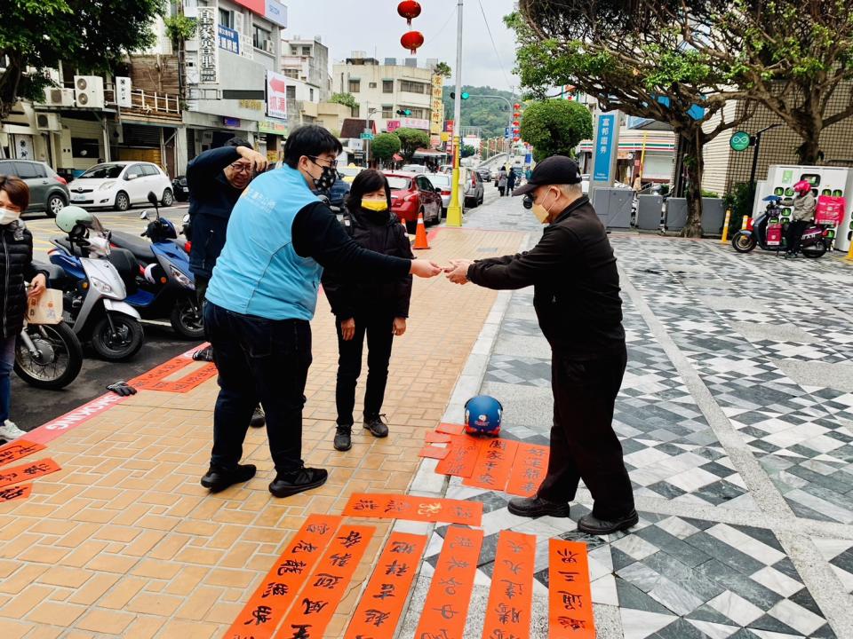 魏嘉彥市長親自將福袋，贈送給在廣場曬春聯的民眾。（圖：梁國榮攝）