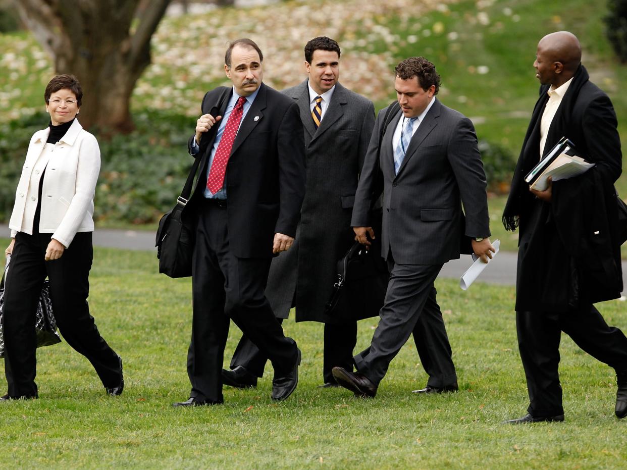 Speechwriter Cody Keenan walk across the White House lawn with other advisors to President Obama in December 2009.  (Getty Images)