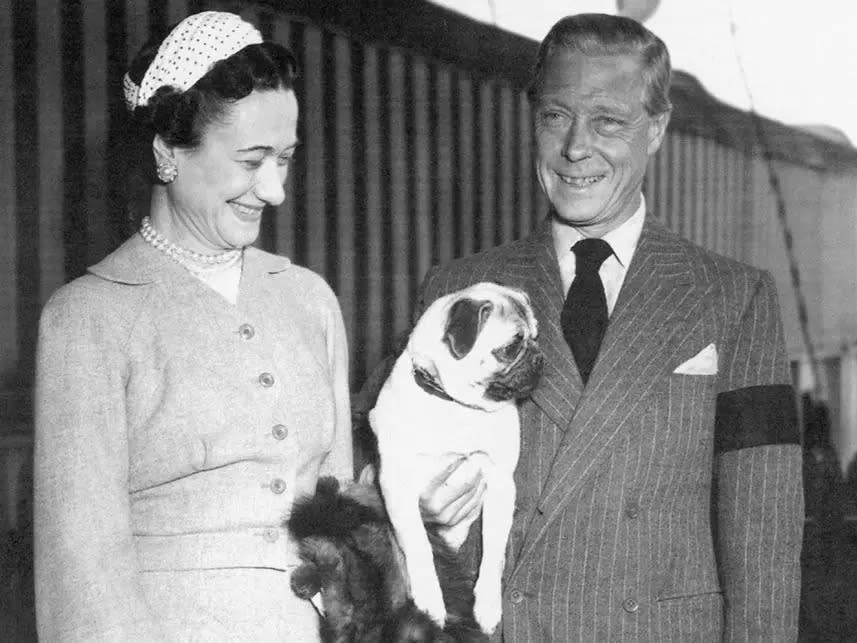 Der Herzog und die Herzogin von Windsor mit Hund. - Copyright: Cunard Line