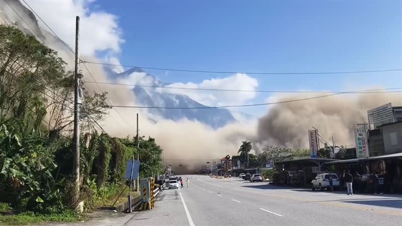 台灣上午地震，花蓮驚傳山崩，山上道路多輛車遭落石擊中。（圖／翻攝畫面）