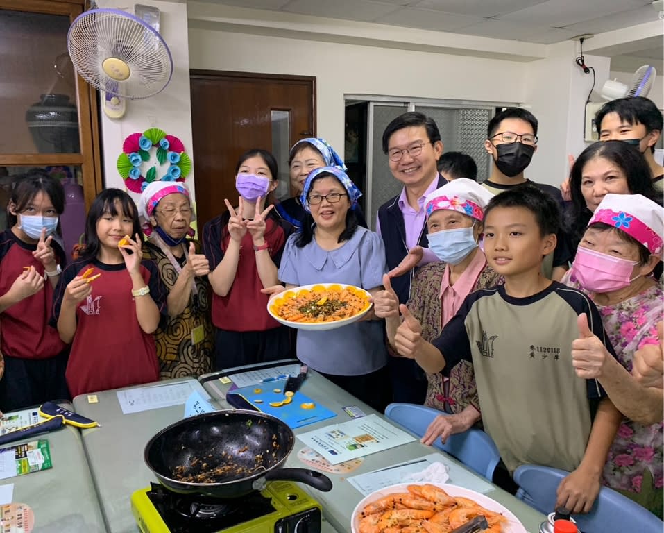 《圖說》學員料理出色香味俱全的新客家美食。