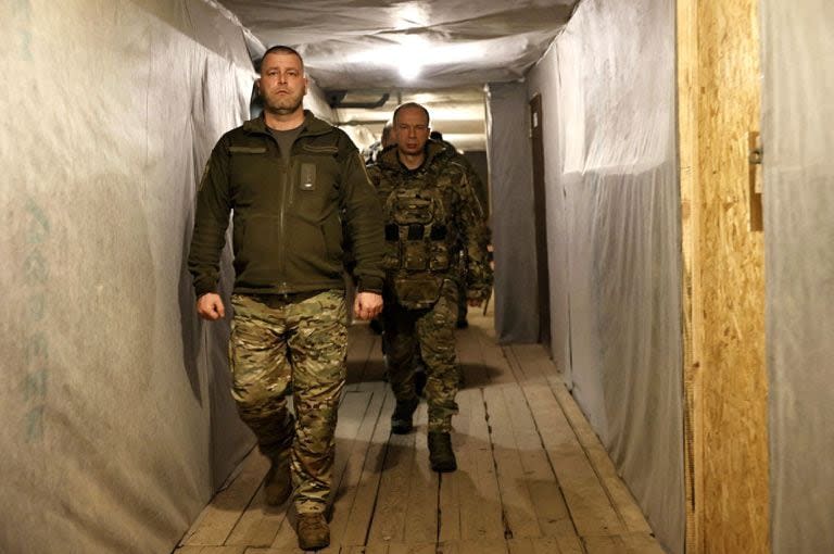 This handout photograph released on February 14, 2024 by Press service of Ukrainian Armed Forces, shows Commander-in-Chief of the Armed Forces of Ukraine Oleksandr Syrsky (R) visiting the frontline positions at an undisclosed location in eastern Ukraine. Newly appointed Ukrainian military chief said on February 14, 2024 that the situation on the front line was precarious, following a visit to positions near Avdiivka and Kupiansk. (Photo by Handout / Armed Forces of Ukraine / AFP) / RESTRICTED TO EDITORIAL USE - MANDATORY CREDIT 