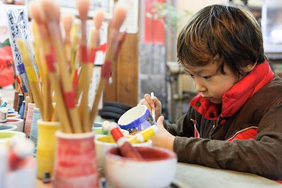 boy to the raku pottery for the first time