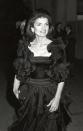 <p>Jacqueline Kennedy también acudió a la Gala MET y lo hizo en 1974 con este vestido de volantes.</p>