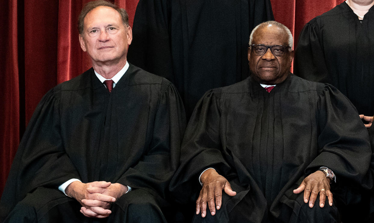 Samuel Alito and Clarence Thomas during a portrait session at the Supreme Court in Washington (Erin Schaff / Getty Images file)