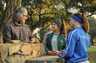 El director Miguel Arteta, de izquierda a derecha, en el plató de su película "Yes Day" con Jenna Ortega y Jennifer Garner. (John P. Johnson/Netflix via AP)