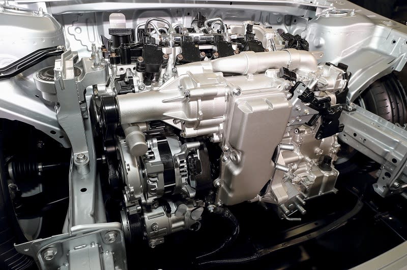 SKYACTIV-X全新引擎動力科技，從外觀可見採用了機械增壓強制進氣。
