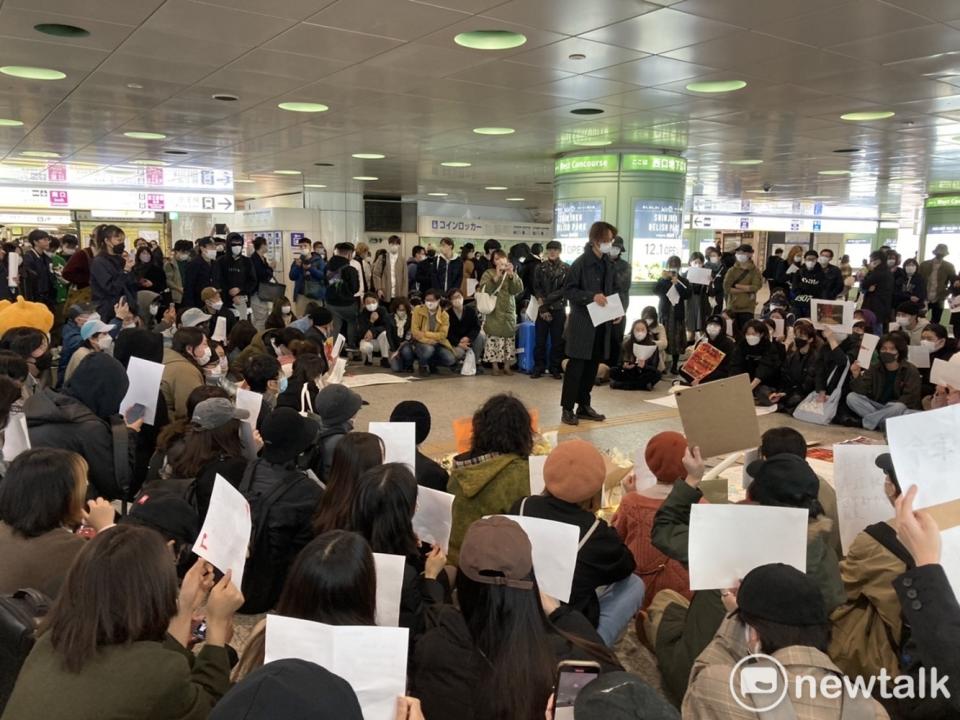 東京新宿西口地下廣場27日7點起前後有數百人參加反習反中共抗議集會，在日本是絕無僅有。   圖：劉黎兒攝