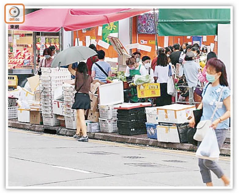 行人路放滿發泡膠箱，市民被迫行出馬路，險象環生。