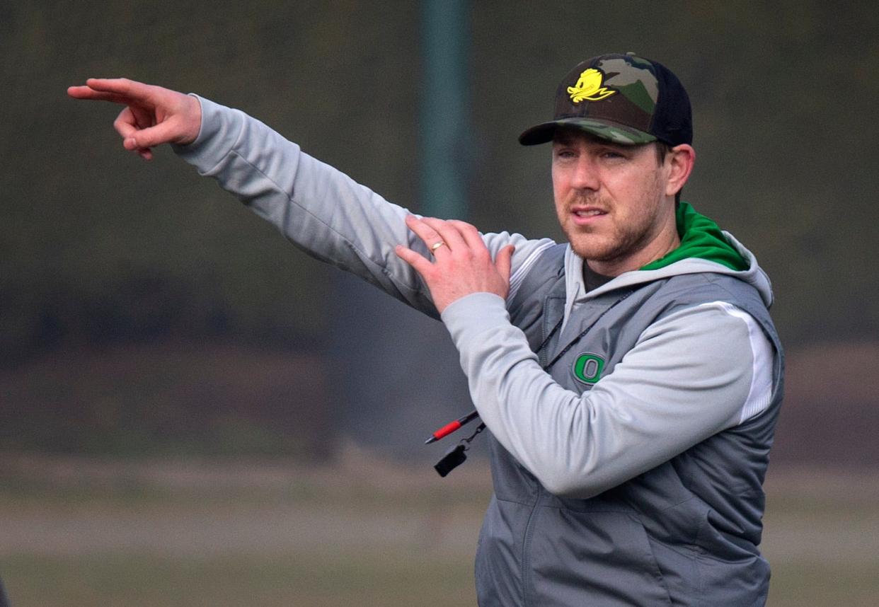 New Oregon offensive coordinator and quarterbacks coach Will Stein leads a drill on the first practice of spring for Oregon football as the Ducks prepare for the 2023 season.