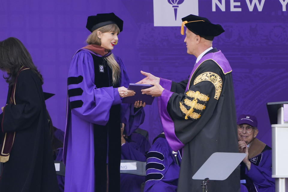 Taylor Swift recibe un doctorado honorario durante la ceremonia de graduación de la Universidad de Nueva York en el Yankee Stadium, el miércoles 18 de mayo de 2022. (Foto AP/Seth Wenig)