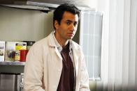 <p>Er hatte eine blendende Zukunft vor sich, galt als das Superhirn unter den Zöglingen von "Dr. House". Doch in Staffel acht liegt Lawrence Kutner (Kal Penn) leblos in seinem Zimmer, eine Pistole daneben. Niemand hat den Selbstmord kommen sehen. Darsteller Penn verdiente sich als Obama-Unterstützer 2009 einen Platz im Weißen Haus und unterbrach seine Schauspielkarriere dafür. (Bild: RTL)</p> 