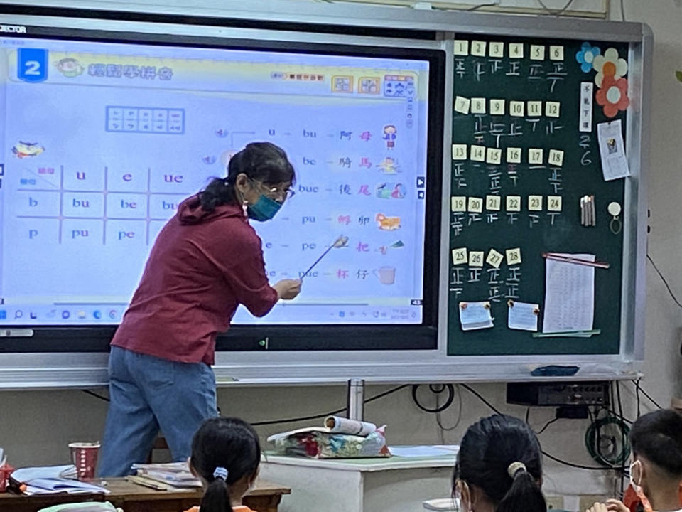 學童在課堂上，認真學習本土語相關課程。（圖：教育局提供）