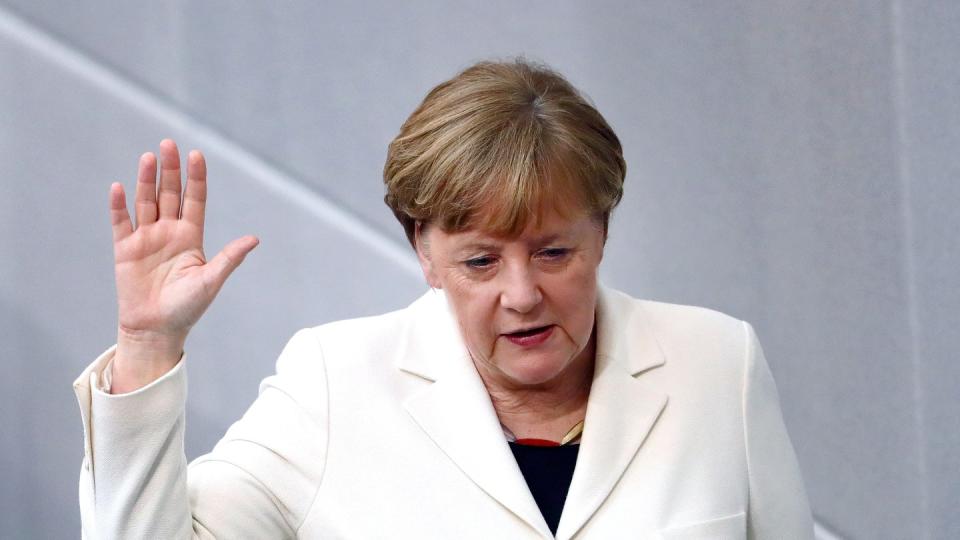 Bundeskanzlerin Angela Merkel wird im Bundestag nach ihrer Wahl zur Bundeskanzlerin im März vereidigt. Foto: Michael Kappeler