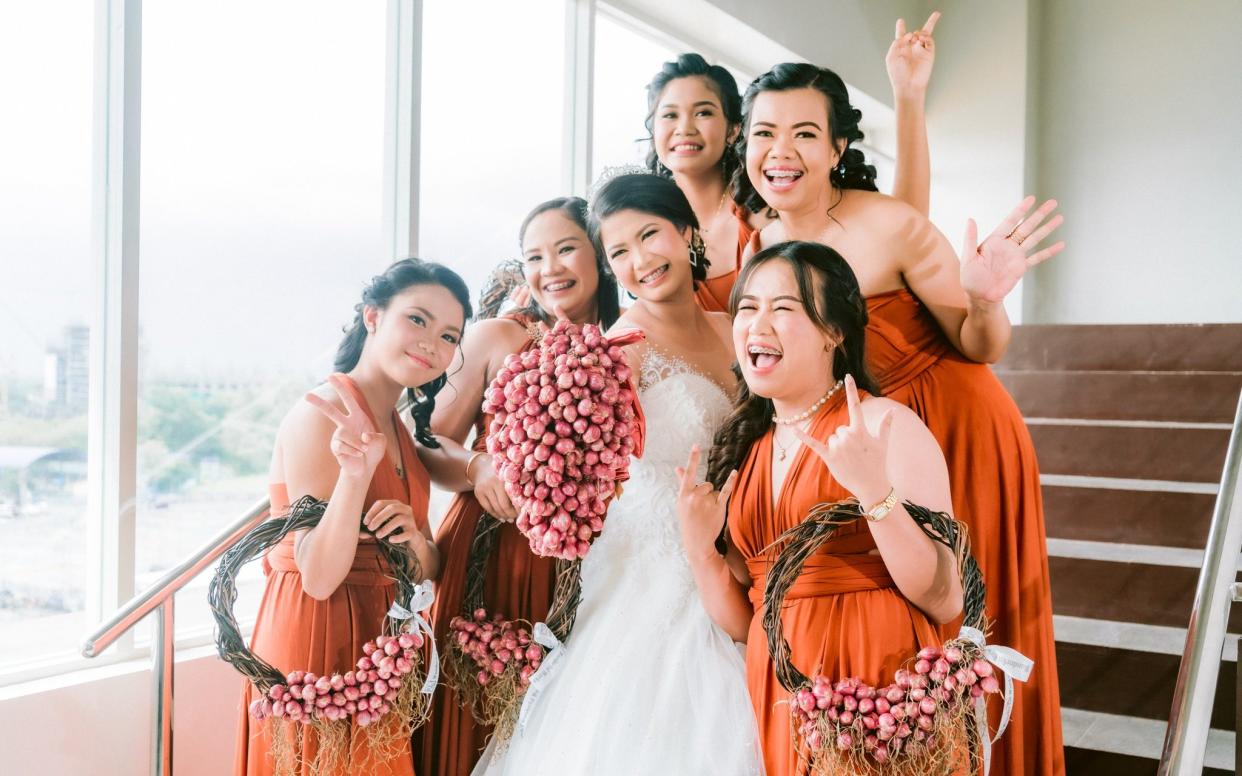 April Lyka Biorrey-Nobis and her bridesmaids hold onion bouquets - RR Production Photography