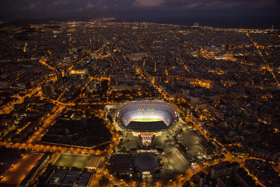 ARCHIVO - En esta foto de 19 de septiembre del 2017, el estadio Camp Nou se ve iluminado en Barcelona. (AP Foto/Emilio Morenatti)