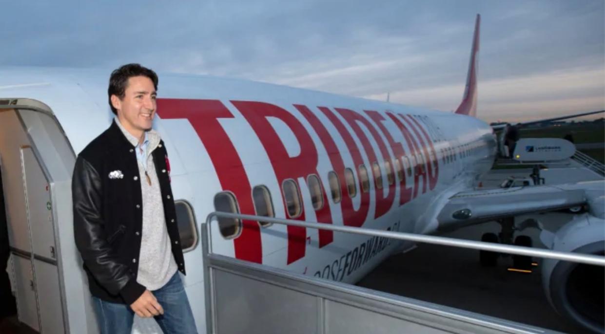 Federal Liberal leader Justin Trudeau exits the campaign jet to thank local volunteers before departing Vancouver, B.C. on Saturday October 12, 2019. (Frank Gunn/THE CANADIAN PRESS)