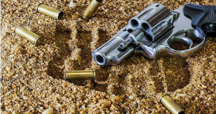 美國一名2歲男童竟在家中床頭櫃找到一把手槍，還朝父母射擊。（示意圖／PIXABAY）
