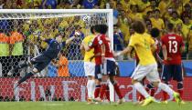 Brazil's David Luiz (4) shoots to score his freekick past Colombia's David Ospina (L) during their 2014 World Cup quarter-finals at the Castelao arena in Fortaleza July 4, 2014. REUTERS/Marcelo Del Pozo