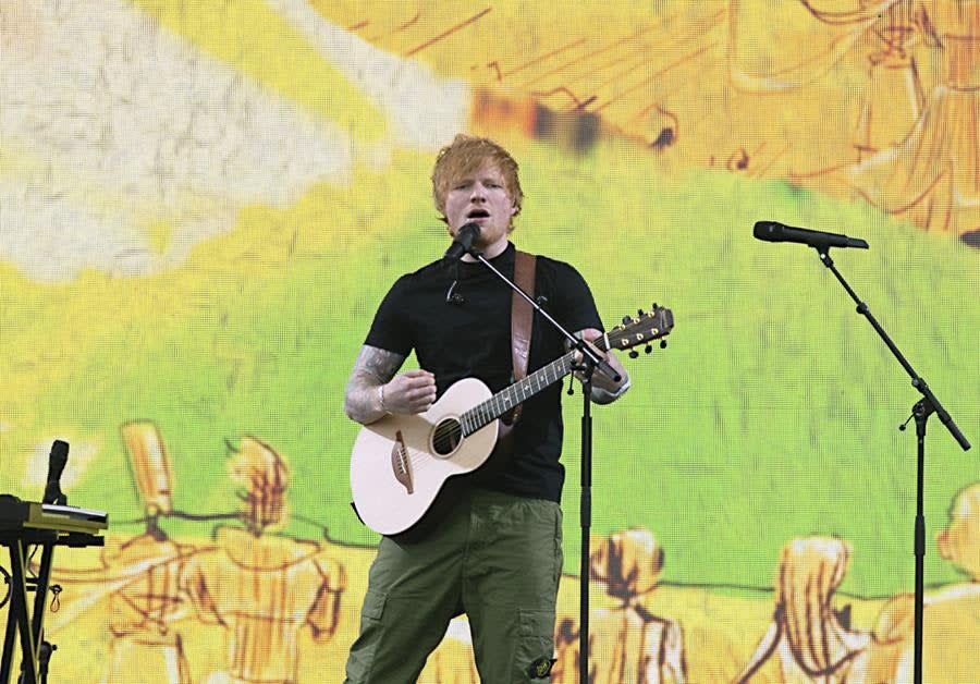 Ed Sheeran didn’t let rain stop his set at the New Orleans Jazz & Heritage Festival 2023. (Andy J. Gordon)