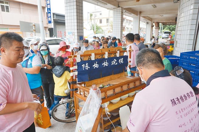 大甲鎮瀾宮董事長顏清標力邀陳媽媽碗粿到沙鹿擺攤，吸引鄉親大排長龍搶買古早味。（王文吉攝）