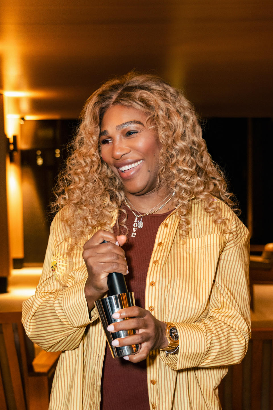 Serena Williams mixing coctkail