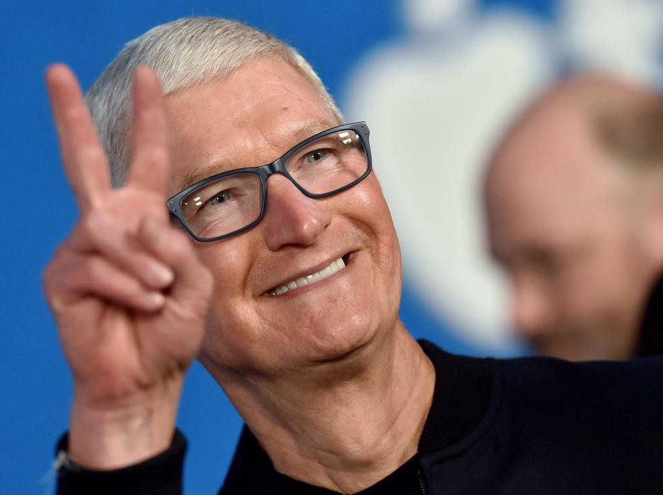 Zu dem Geschenk von Apple gehört eine von CEO Tim Cook unterzeichnete Notiz. - Copyright: Axelle/Bauer-Griffin/FilmMagic