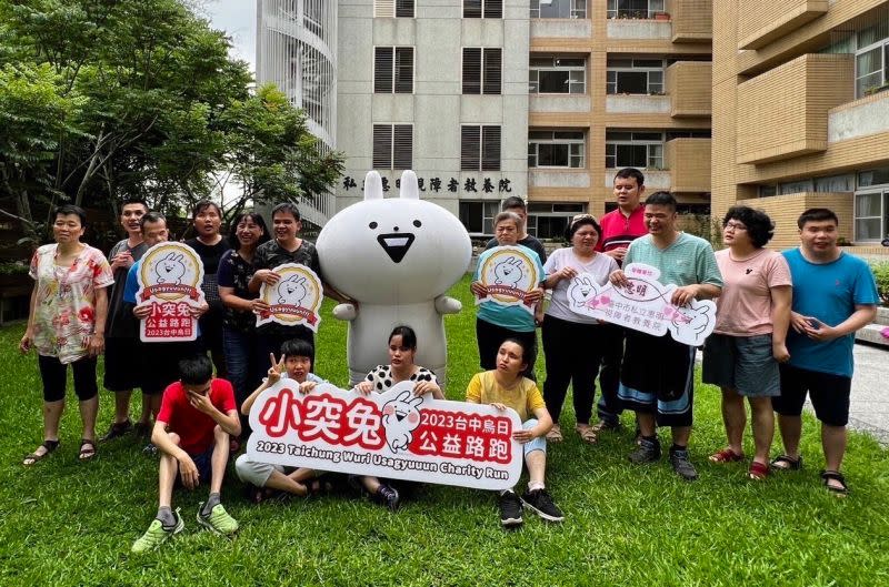 ▲小突兔從日本授權來到台中，就是要幫助「惠明視障者教養院」院生，日前現身惠明受到熱情歡迎。(圖／想辦法愛心公益協會提供）