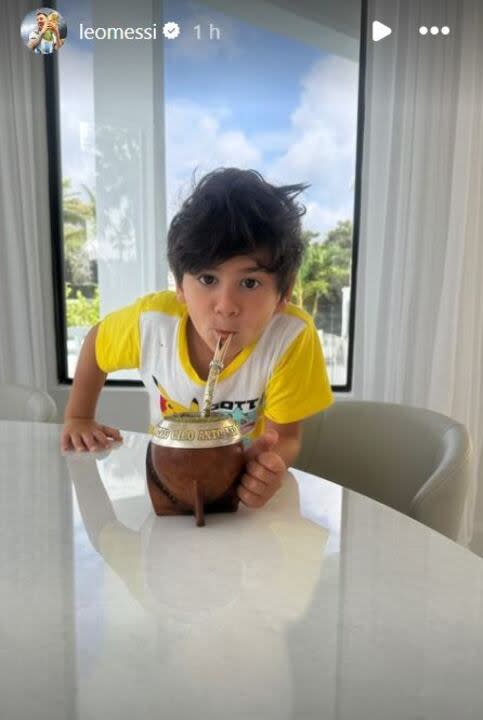 Ciro Messi tomando un mate ante la vista de su padre