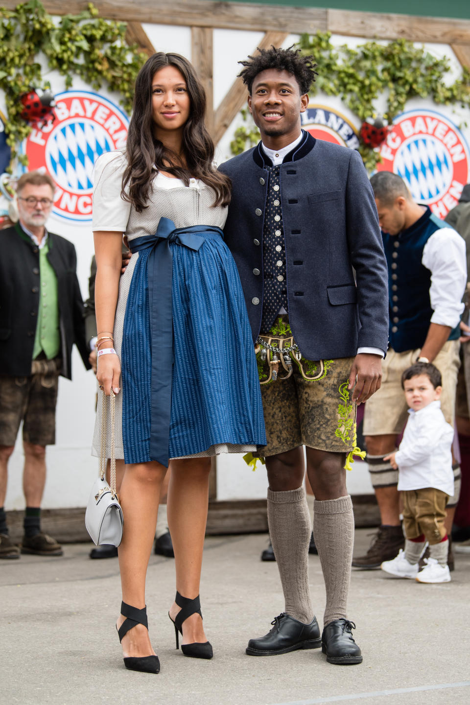 Und noch eine Schwangere in der Bayern-Runde: David Alabas Freundin Shalimar Heppner. Passend zum Janker ihres Freundes wählte die schöne Bald-Mami eine Dirndl-Schürze in Blau. (Bild: dpa)