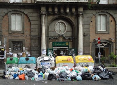 Residuos urbanos apilados en Nápoles. <a href="https://commons.wikimedia.org/wiki/File:Basura_N%C3%A1poles.jpg" rel="nofollow noopener" target="_blank" data-ylk="slk:NetraaMR / Wikimedia Commons;elm:context_link;itc:0;sec:content-canvas" class="link ">NetraaMR / Wikimedia Commons</a>, <a href="http://creativecommons.org/licenses/by/4.0/" rel="nofollow noopener" target="_blank" data-ylk="slk:CC BY;elm:context_link;itc:0;sec:content-canvas" class="link ">CC BY</a>