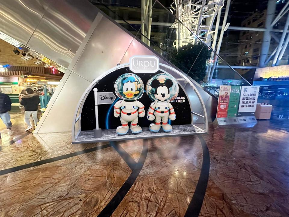 URDU特別於期間限定店外設置約1.6米高的米奇與唐老鴨，以迪士尼超越世界盲盒的太空人造型登場
