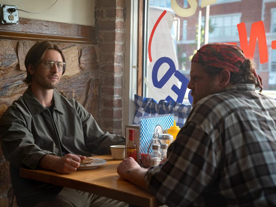 Gary Johnson (Powell) meets a client called Walt (Bryant Carroll) in a diner.