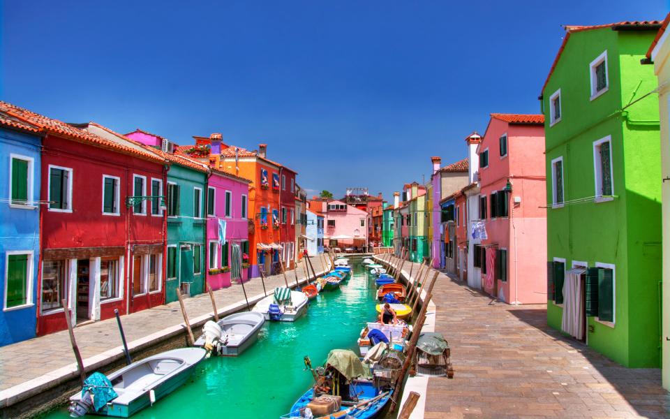 The rainbow-hued houses of Burano are a must-visit - traumlichtfabrik